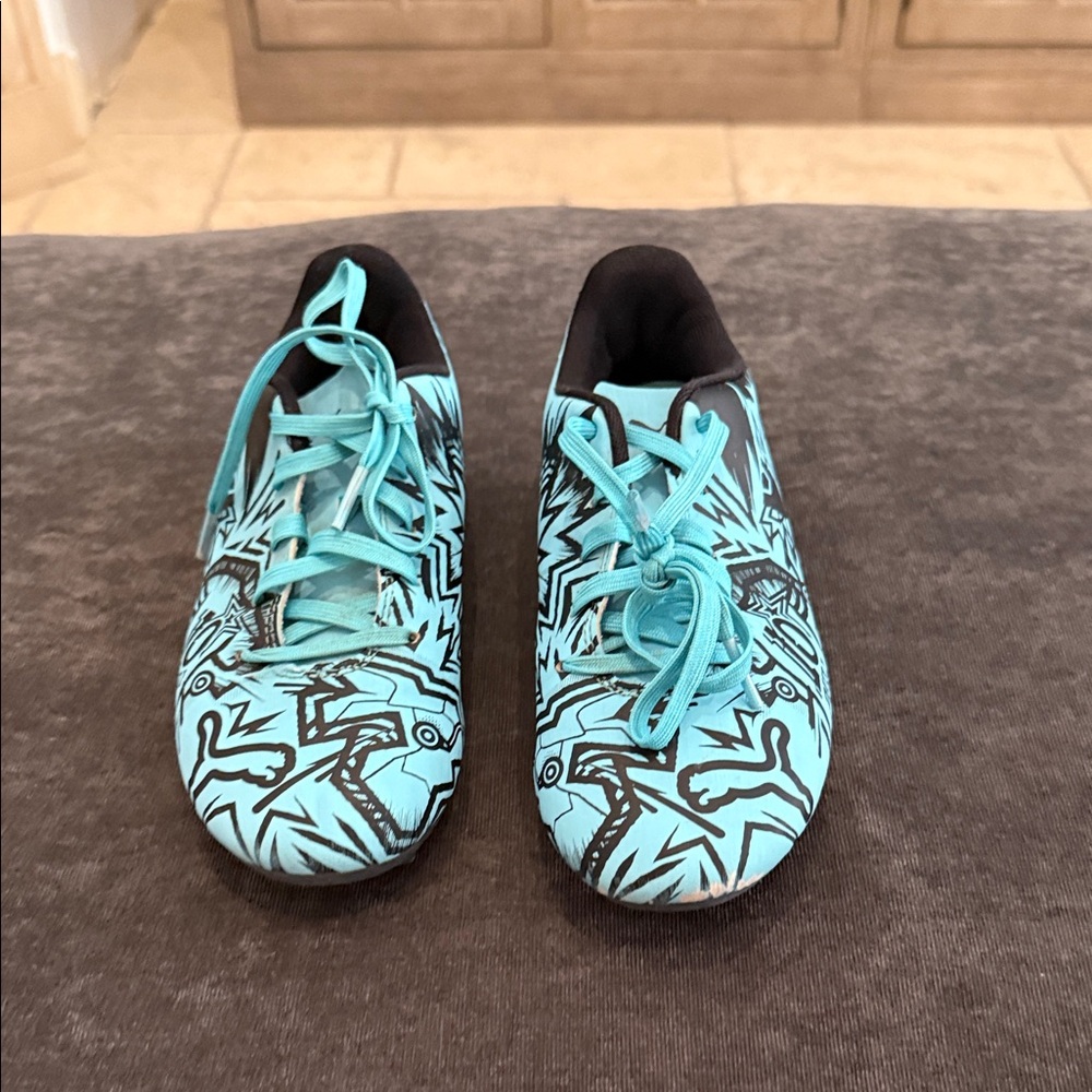 Puma boys soccer shoe is 2.5 used a couple of times in fantastic condition